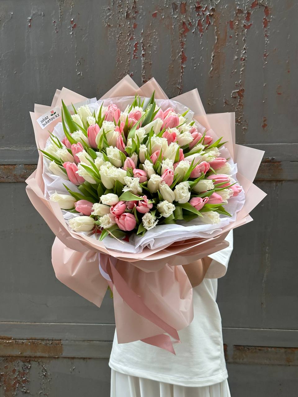 Букет "Роскошный букет" из 101 розового и белого тюльпана