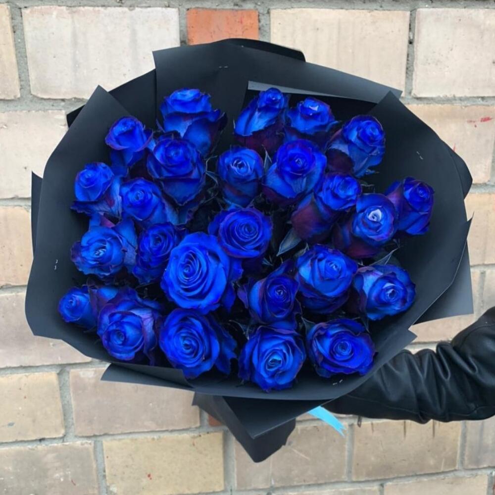 Букет из 25 синих роз в темном оформлении