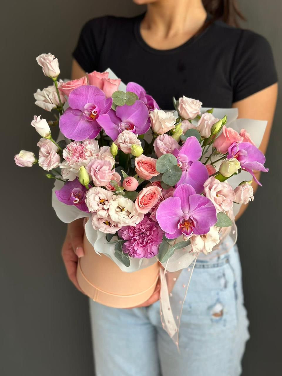 Композиция "Твинкли" с лизиантусом, гвоздикой, розой и орхидеей