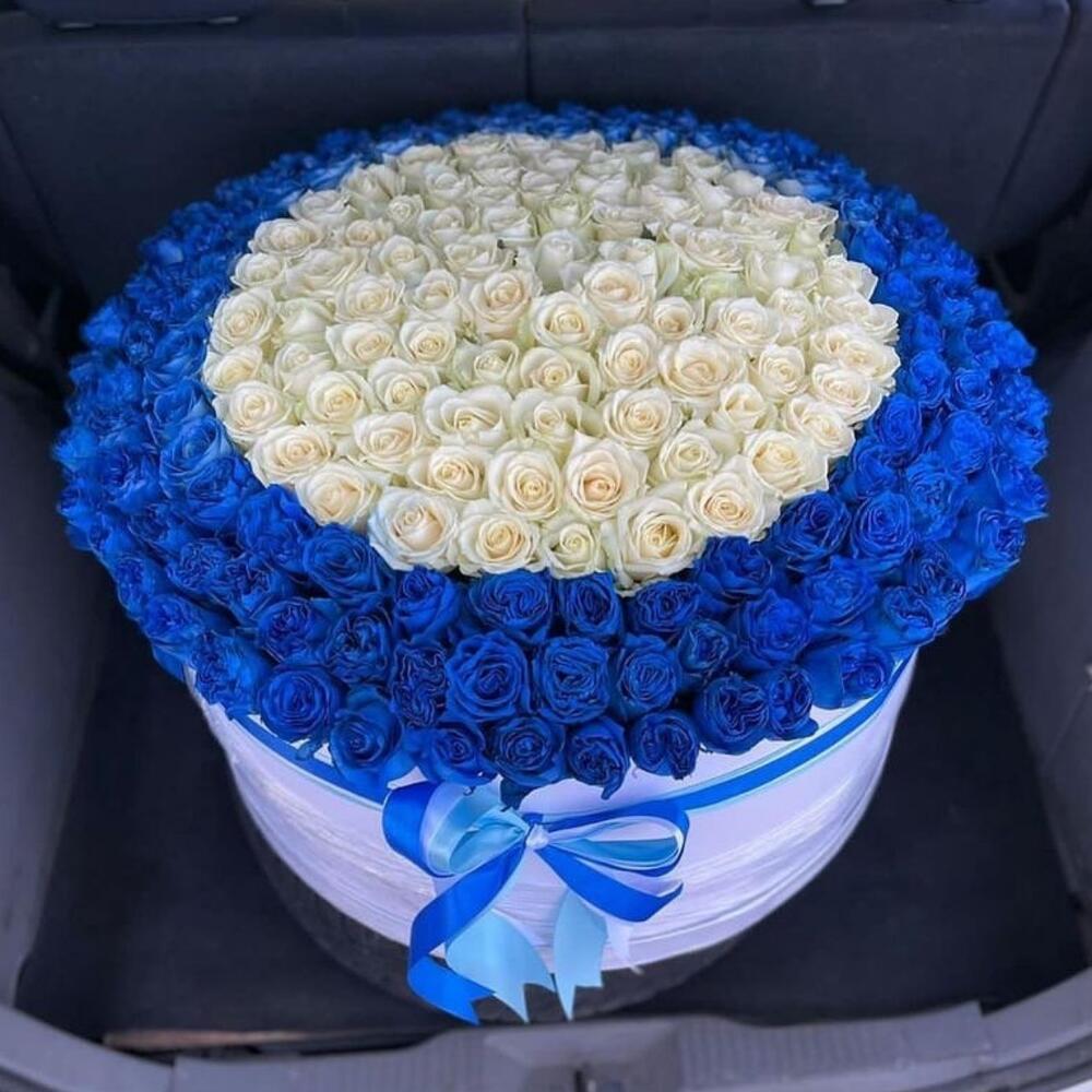 Коробка-гигант с синими и белыми розами 