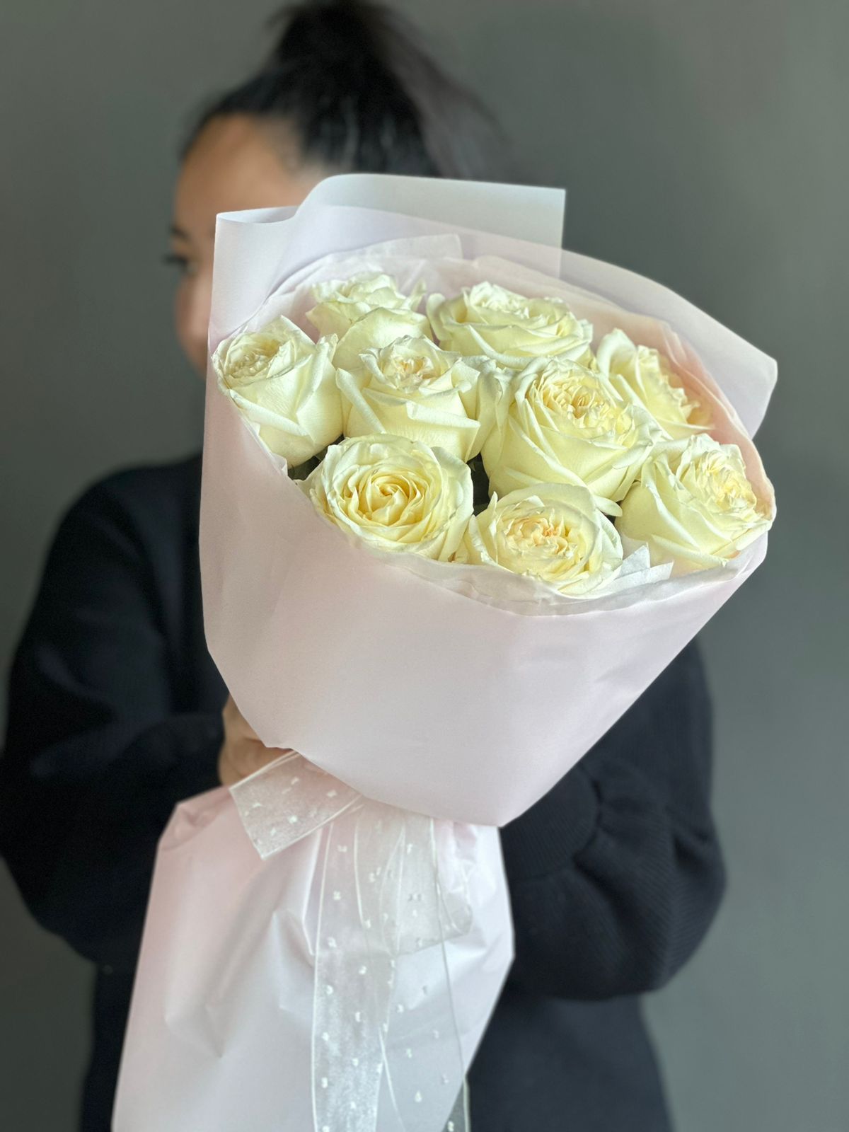 9 белых голладнских роз в оформлении