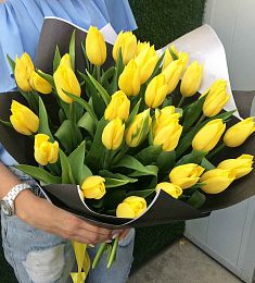 Букет из 31 голландского тюльпана в оформлении