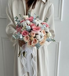 Свадебный букет "Миссандея" из роз, лизиантусов, хлопка и эвкалипта
