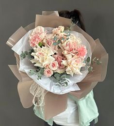 Композиция "Анаит" из гвоздик и спрей роз