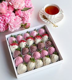 Клубничный бокс "Летний бриз" клубника в белом, розовом и молочном шоколаде