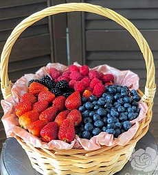 Букеты из фруктов и ягод "Ягодный Пир"