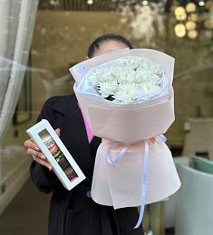 Сет "Макаронс + хризантема" моно букет хризантем и коробочка макаронс