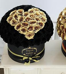 Розы в коробке - черный шар с золотым сердцем