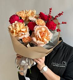 Композиция "Celestial Embers" из гвоздик, роз и илекса