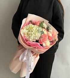 Букет "Jaime" из гортензий, гвоздик и роз