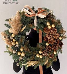 Новогодний венок "Gold" из нобилиса с шишками и игрушками