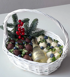 Клубничная корзина "Фейерверк счастья"