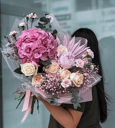 Композиция "Палермо" из гортензий, пионов и роз