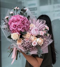 Композиция "Палермо" из гортензий, пионов и роз