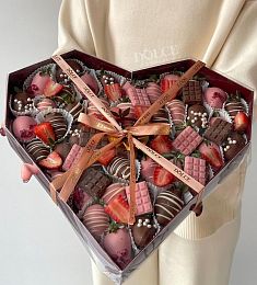 Клубничная коробка "Любимой" клубника в итальянском шоколаде и мини плитки