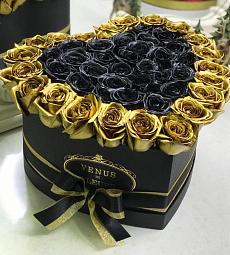 Черные розы с золотой окантовкой в коробке