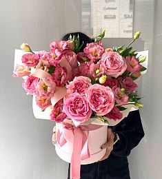 Композиция "Грин Романтик" из роз и лизиантусов