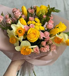 Букет "Мгновения весны" из роз и тюльпан,