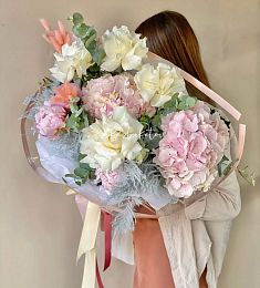 Букет "Молочная девочка" из пионов, гортензий и роз