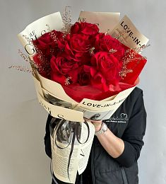 Букет "Enigmatic Love" из 7 красных роз 