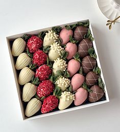 Клубничный бокс "Наваждение" из клубники в белом, розовом и молочном шоколаде