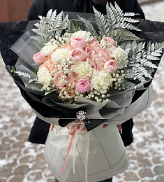Букет "Пандора" из ранункулюса, гвоздик и гортензий 