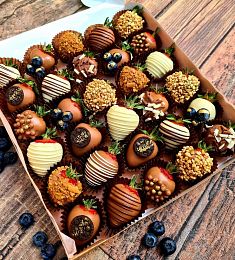 Клубничный бокс "CocoBerri" клубника в белом и молочном шоколаде