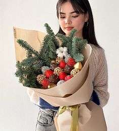 Клубничный букет с нобилисом "Снегирь" из клубники в шоколаде и еловых веток