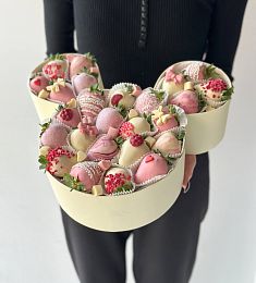 Клубничный бокс "Микки" клубника в итальянском шоколаде в оригинальной коробке.
