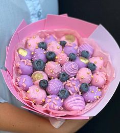 Клубничный букет "Вивьен" из клубники в молочном шоколаде и голубики