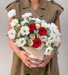 Букет "Конфета" из роз и лизиантусов