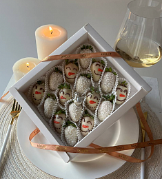 Клубничный бокс "Снеговик" клубника в белом итальянском шоколаде