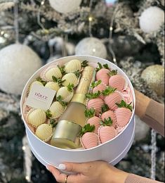 Клубничный бокс "Шелк" S клубника в шоколаде с шампанским 