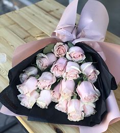 Голландские розы в форме сердца