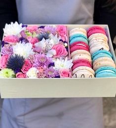 Букет "Лугано" из цветов и макарун