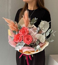 Букет «Darling» из роз, гортензий и эвкалипта 