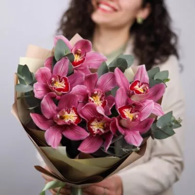 Букет из 7 орхидей с эвкалиптом