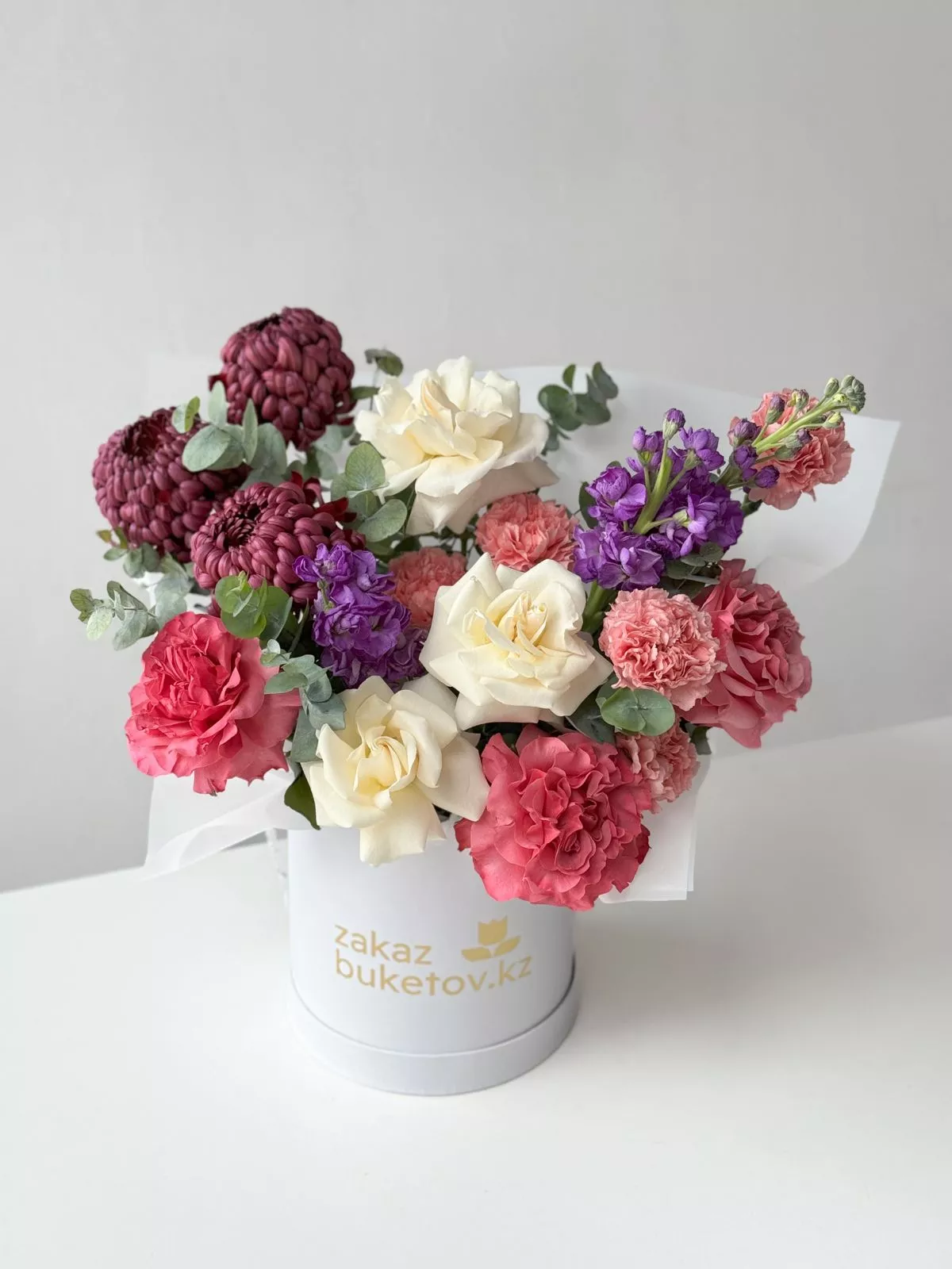Композиция "Весенний зной" из роз, хризантем, гвоздики и маттиолы