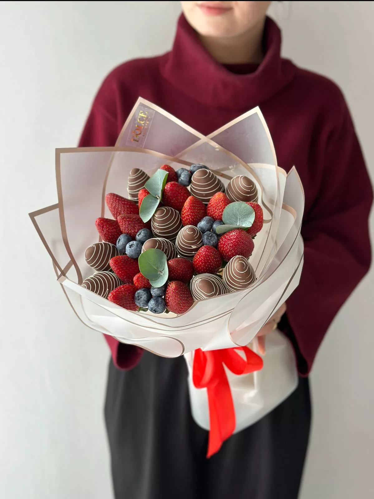 Клубничный букет «Шоколадный рай» S из клубники в молочном шоколаде и свежих ягод