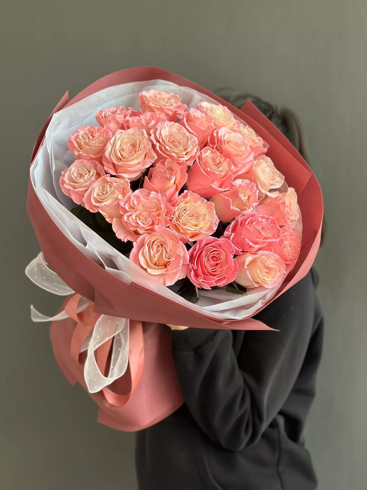 Букет из 25 блестящих роз в оформлении