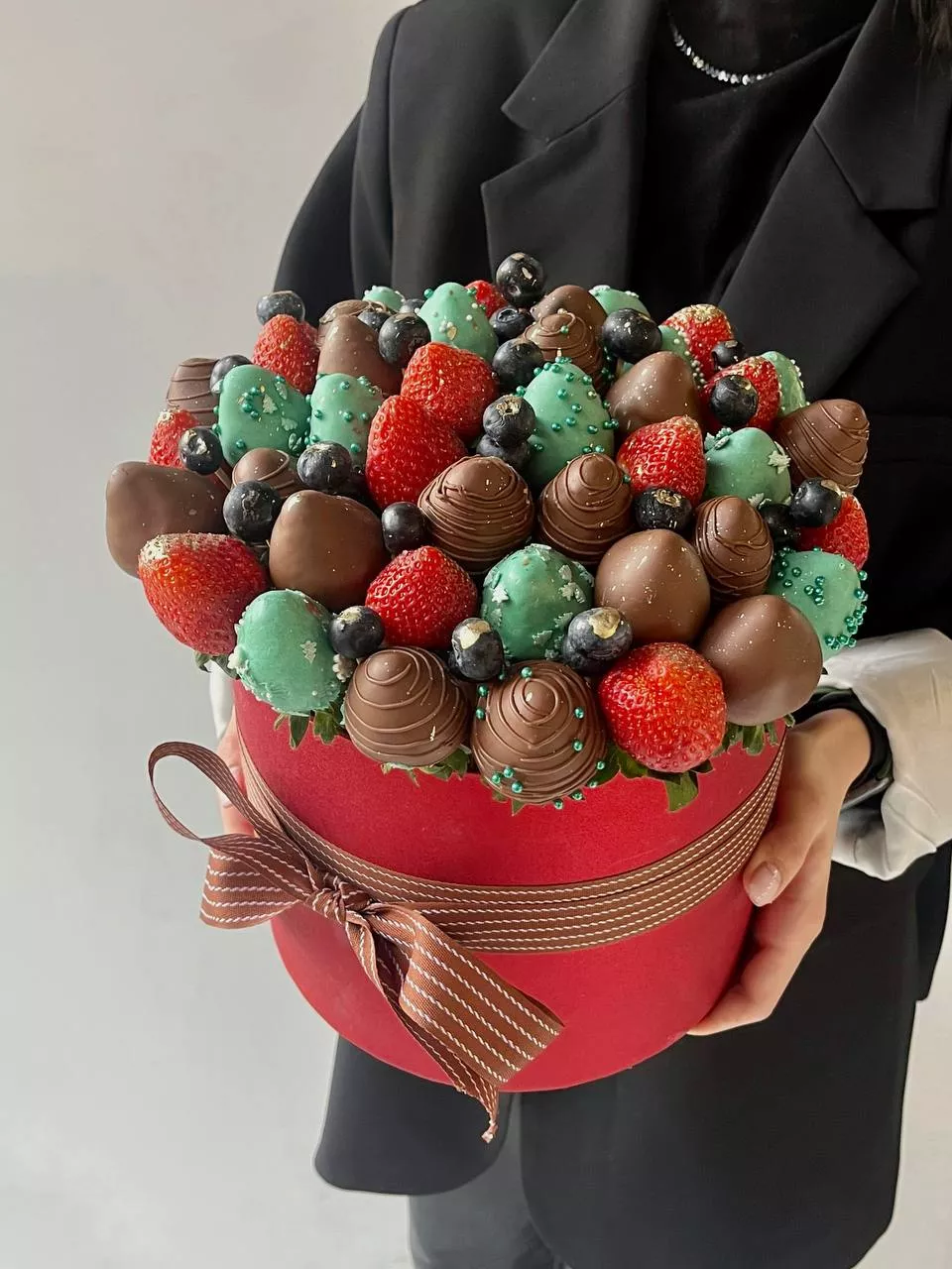 Клубничный бокс "Рождество" с клубникой в шоколаде, голубикой и свежей клубникой