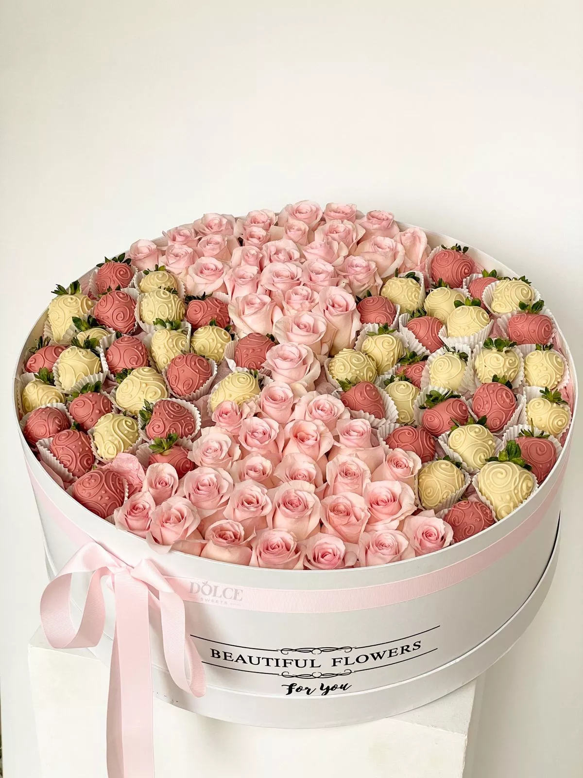 Endless love из роз и клубники в шоколаде 