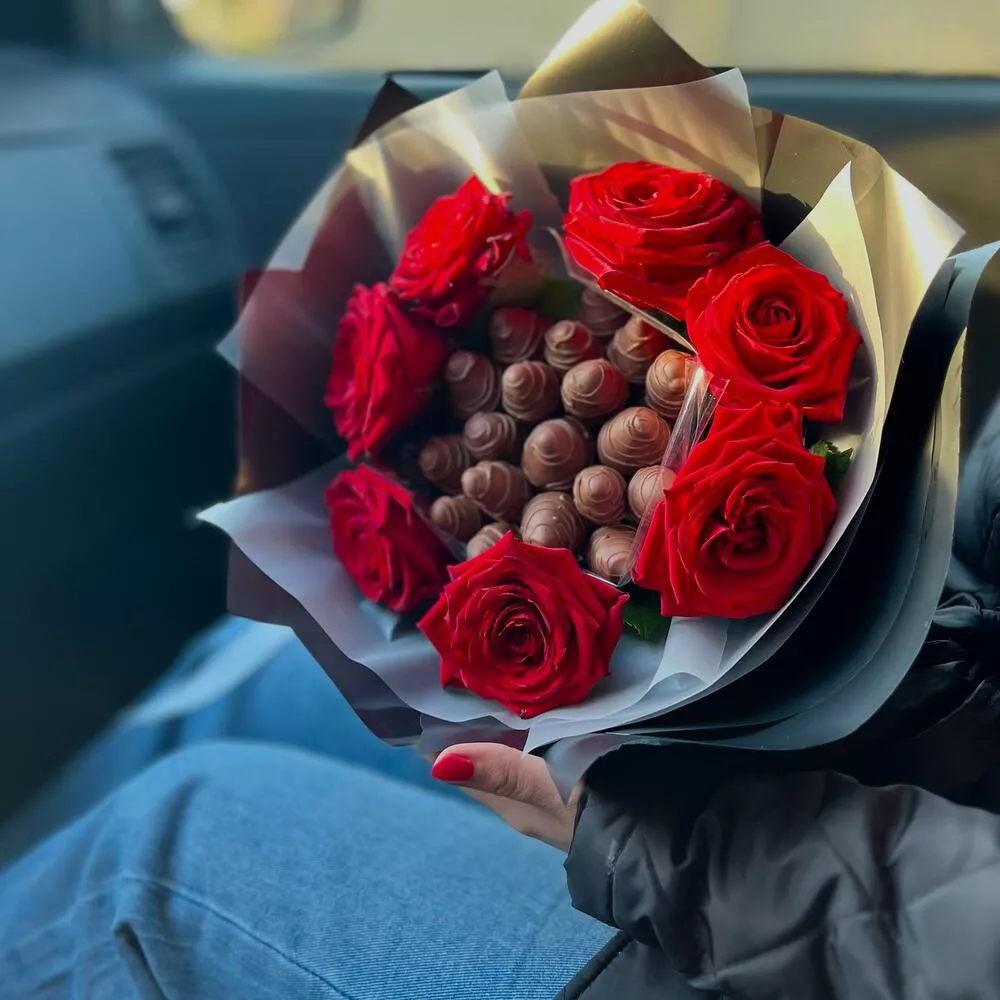 Клубничный букет с цветами "ChocoBliss" клубника в молочном шоколаде с голландскими розами