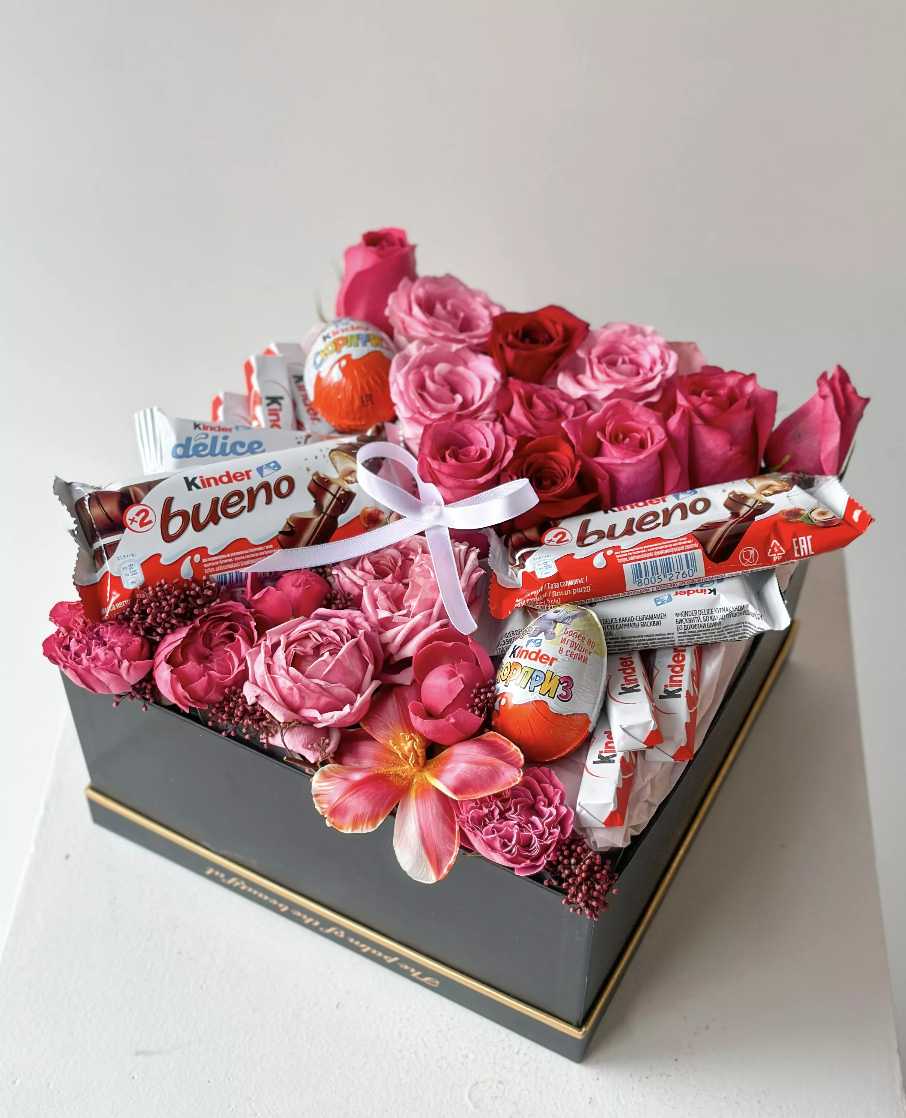 Композиция "Choco box"  с розами, тюльпанами и сладостями.